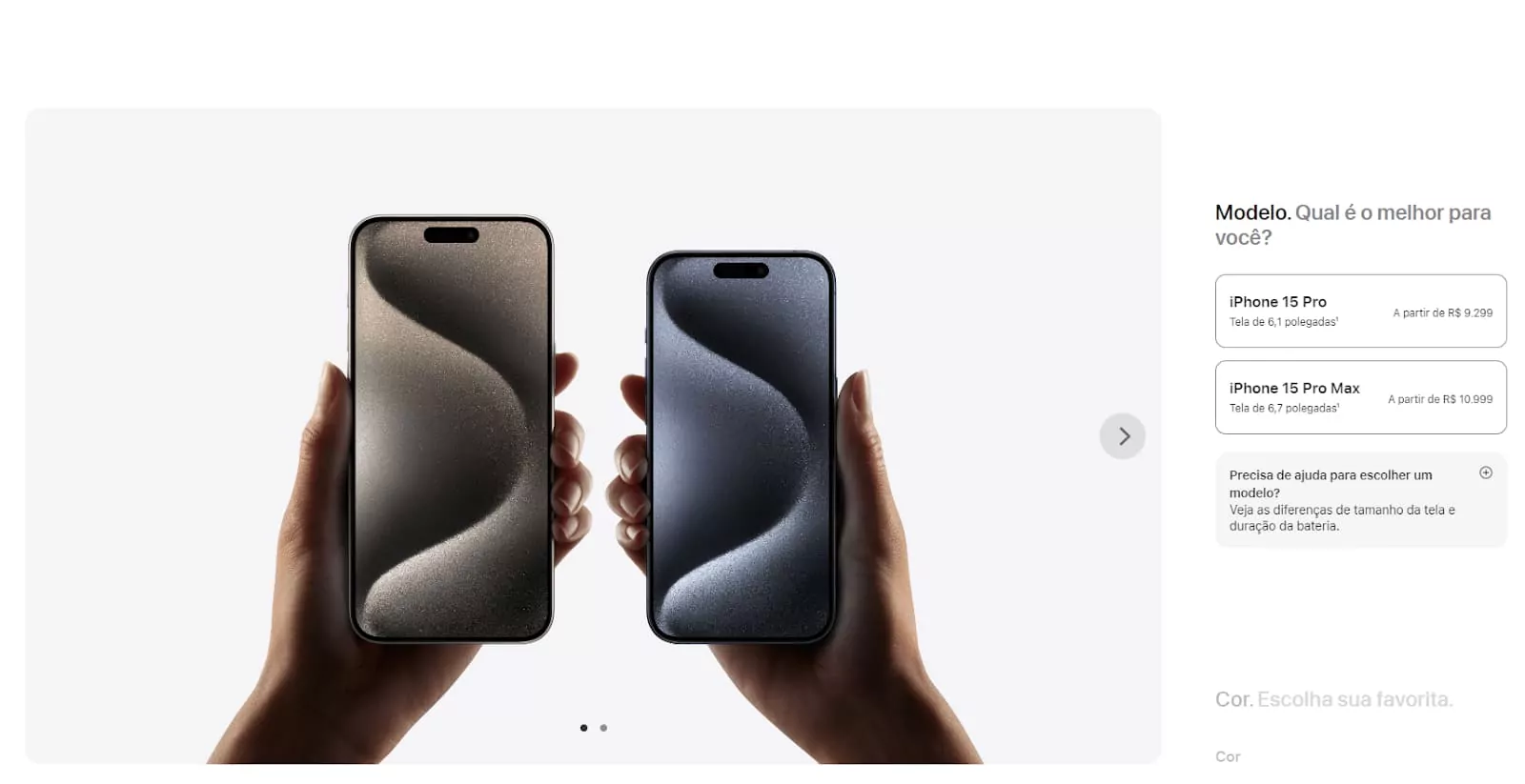 captura de tela do site da apple, com comparativo entre duas versões de iphone 15 pro, mostrando os aparelhos lado a lado