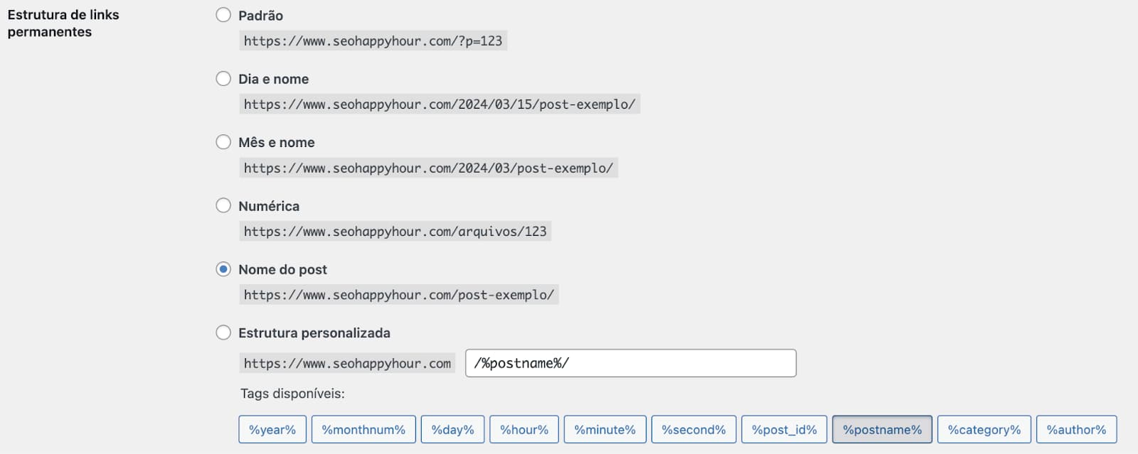 Captura de tela de editor de links permanentes do WordPress, com opções de selecionar estrutura padrão, dia e nome, mês e nome, numérica, nome do post, ou montar estrutura personalizada. Cada uma muda o slug padrão do site. 