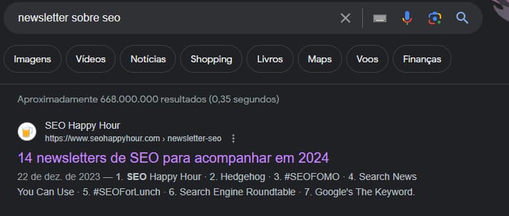 Captura de tela mostrando resultados de uma pesquisa no Google. O termo pesquisado na barra de busca é "newsletter sobre seo". Abaixo tem uma barra de abas com opções como Imagens, Vídeos, Notícias, Shopping, Livros, Mapas, Voos e Finanças está visível. Há um destaque para o primeiro resultado de pesquisa, que inclui um link para "SEO Happy Hour" e um título em negrito "14 newsletters de SEO para acompanhar em 2024", seguido da data "22 de dez. de 2023".