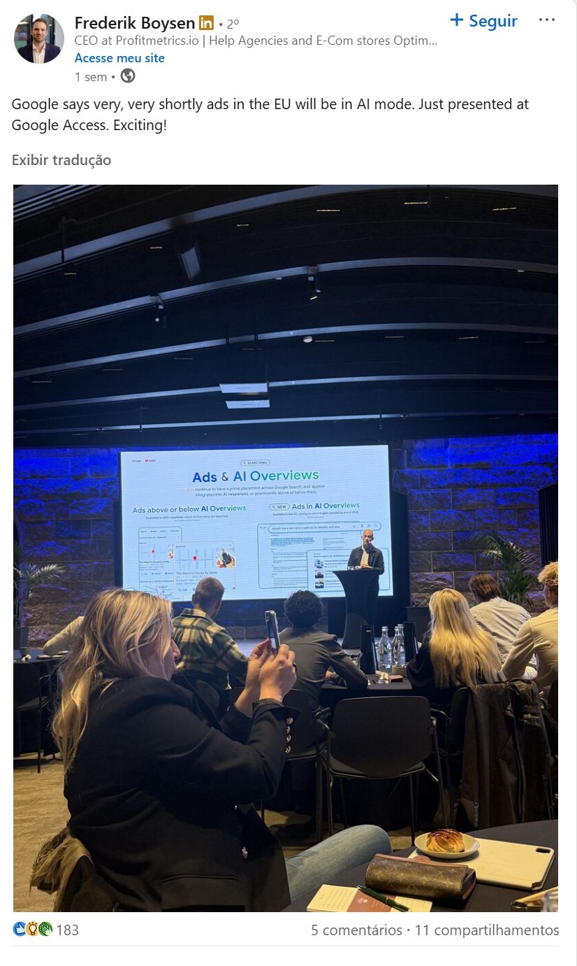 Foto do evento do Google mostrando o slide que destaca informações sobre anúncios em “AI Overviews” do Google, mostrando exemplos visuais de onde anúncios podem aparecer nas respostas geradas por IA.