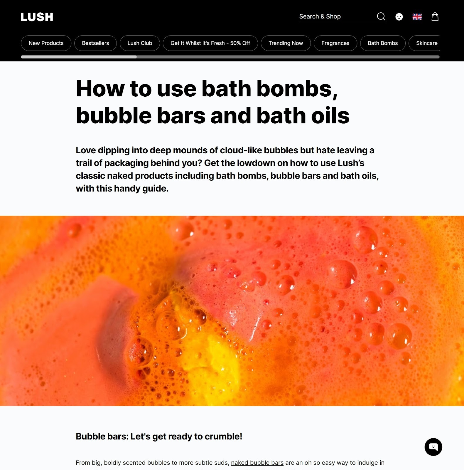 Página de guia da Lush com o título “How to use bath bombs, bubble bars and bath oils” acima de uma foto em close de uma bomba de banho efervescente laranja e amarela na água.
