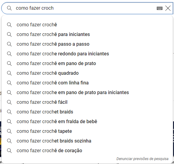Na imagem temos um print da barra de pesquisa do youtube, onde está sendo pesquisado como fazer crochê. O próprio youtube sugere pesquisas, como "como fazer crochê para iniciantes" ou "como fazer crochet braids". Essas sugestões podem ser usadas para otimizar o conteúdo do canal. 